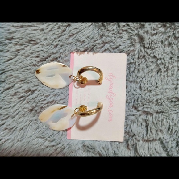 Light shell earrings - Picture 7 of 10